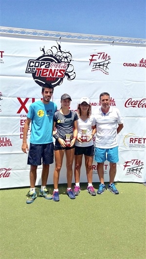 Lucía Llinares junto a su entrenador Javier Matí y Ane Mintegui con su técnico Miguel Berdote