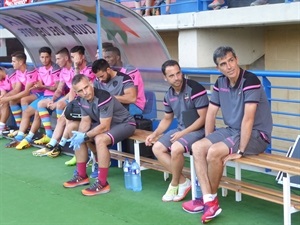 El entrenador del Levante U.D. Muñiz en el banquillo del Camilo Cano