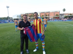 Antes del encuentro el capitán del Levante Verza entregó una camiseta firmada por todo el equipo a Bernabé Cano, alcalde de La Nucía