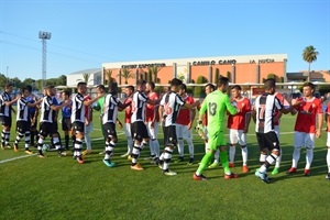 Los dos equipos saludándose ante del encuentro