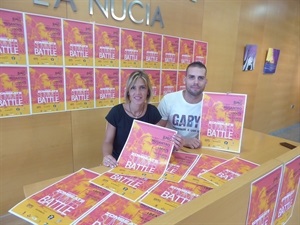 María Jesús Jumilla, concejal de Juventud, y Gabix, organizador del evento, durante su presentación