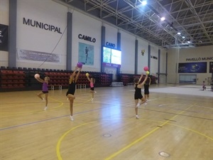 Algunas de las gimnastas del campus entrenando minutos antes de la entrega de diplomas