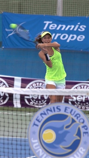 La tenista nuciera Lucía Llinares en pleno partido