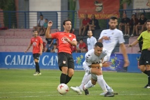 Jandro, capitán del CF La Nucía, en una jugada del encuentro