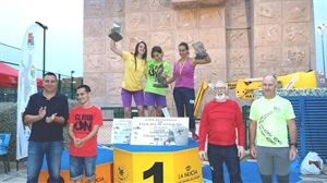 Podium femenino absoluto: 1ª Reme Arenas, 2ª Andrea Vigo y 3ª Rocío Montes, junto al pte. FEMECV y Sergio Villalba, concejal de Deportes