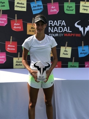 La tenista nuciera Lucía Llinares con su trofeo de subcampeona del Máster Rafa Nadal Tour 2017