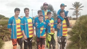 El rider nuciero Miguel Ángel Pérez con su mallot de campeón autonómico (seguda fila, gorra Vans) junto al resto de campeones autonómicos de BMX 2017