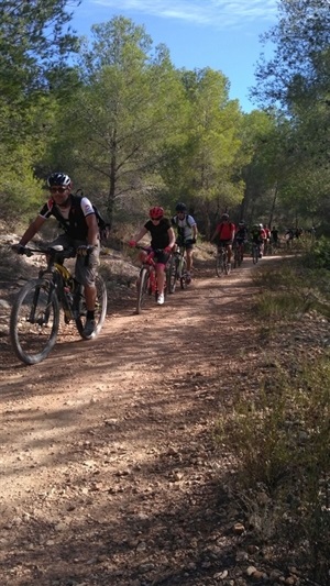 Las rutas de bicis de montaña las realizaron a través de la red de senderos del Captivador que une La Nucía con el CEM Captivador