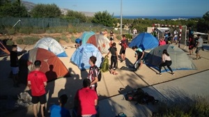 Para dormir los alumnos del IES Chabás de Denia acamparon en el CEM Captivador