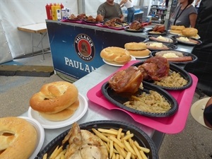 Típica gastronomía alemana en la Oktoberfest de La Nucía