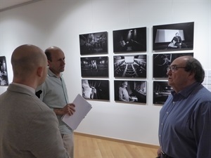 Pedro Lloret, concejal de Cultura en la apertura de la exposición junto al pianista Isaac István Székely y Francesc Sempere, director Auditori