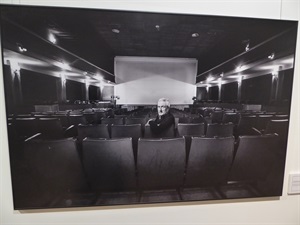 Esta exposición de fotografía es un reportaje sobre los últimos cines de sala única de España