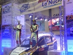 Iván Ares y su copiloto José Pintor sobre su Hyundai i20 R5 celebrando el triunfo en el Rallye de La Nucía