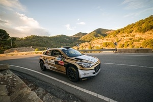 Iván Ares con su Hyundai en plena competición