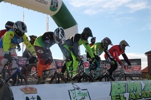 El rider del  Club BMX Racing La Nucía con el dorsal 137 antes de tomar la salida