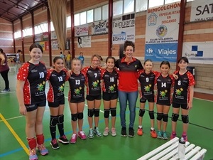 Equipo rojo alevín de la E.M. de Voleibol La Nucía que debutó en los Juegos Escolares