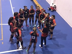 La entrenadora del infantil Mari Carmen Íñiguez dando instrucciones a sus jugadoras