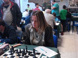 La ajedrecista nuciera Ángeles Mondragón en plena partida