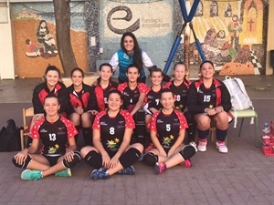 El equipo infantil del C.V. La Nucía junto a su entrenadora Mari Carmen Íñiguez