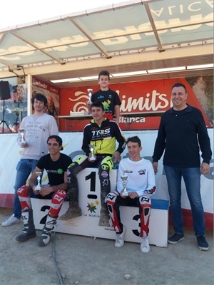 Los cinco pilotos nucieros que consiguieron podium junto a Sergio Villalba, concejal de Deportes