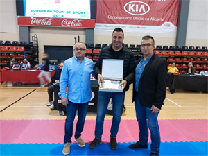 Víctor Pizarro, pte. de la Federación de Taekwondo de la Comunidad Valenciana entregó una placa de agradecimiento al Ayuntamiento de La Nucía que recogió el  concejal de deportes Sergio Villalba.