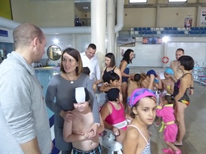 La directora Carme Galiana hablando con Nano Pelayo, coord. Piscina de La Nucía