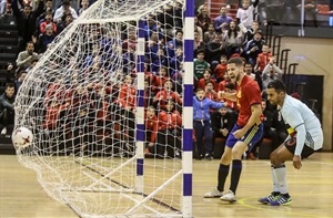 Raúl Campos celebrando uno de los goles de España