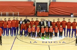 Los jugadores de la selección española se fotografiaron con el fútbol sala base nuciero