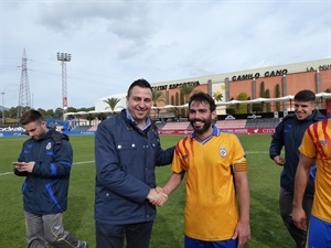 Sergio Villalba, concejal de Deportes, felicitando al capitán Boix por la victoria ante Andalucía