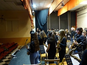 Las dos agrupaciones musicales saludando al público al finalizar el concierto