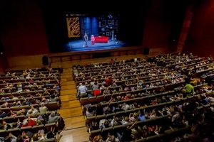 L'Auditori de La Nucía lleno, aplaudiendo a Lola Herrera y Juanjo Artero al finalizar la representación