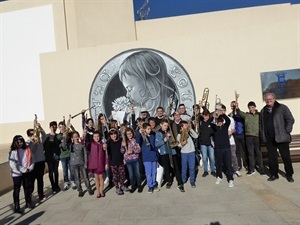El grupo alumnos y la “banda juvenil” de  l’Escola de Música de la Unió Musical de La Nucía tras la actuación de la inauguración