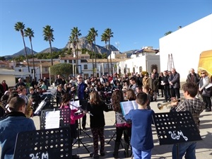 El director Juan Francisco José Rovira dirigiendo a un grupo de Educandos