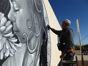 El artista finalizando el mural de "Derechos Humanos"