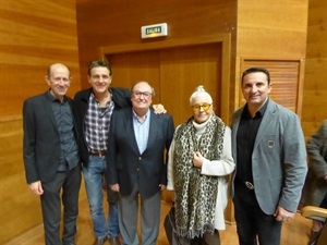 Lola Herrera y Juanjo Artero junto a Bernabé Cano, alcalde de La Nucía, Pedro Lloret, concejal de Cultura y Francesc Sempere, director Auditori