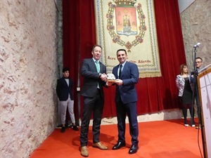 Bernabé Cano, alcalde de La Nucía, recibió el premio de manos de Francisco Tobías, Director Territorial de Seguros DKV