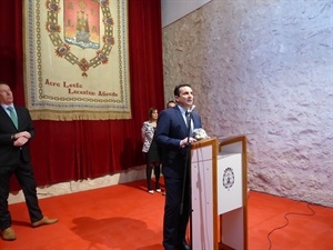 El primer edil de La Nucía durante su discurso tras recibir el premio