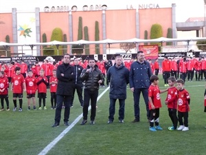 Bernabé Cano, alcalde de La Nucía, felicitó al club por este récord de equipos y jugadores