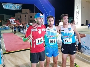 A su llegada a la meta, los campeones masculinos de la XIn Sansilvesre de La Nucía