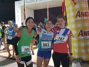 A su llegada a la meta, las campeonas femeninas de la XIn Sansilvesre de La Nucía