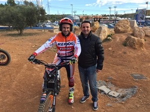 El 22 veces campeón del mundo Toni Bou junto a Bernabé Cano, alcalde de La Nucía