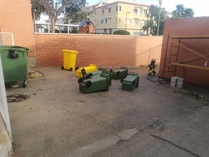Los patios y zonas exteriores del Colegio Sant Rafel, durante la limpieza a fondo