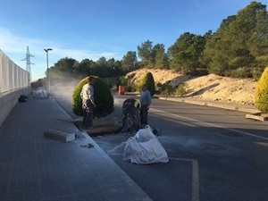 Obras en el parking exterior del Colegio Muixara para ampliar la zona reservada al bús escolar