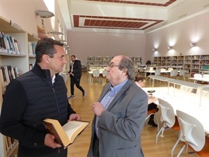 Bernabé Cano, alcalde de La Nucía y Pedro Lloret, concejal de Cultura, en la Biblioteca de Caravana