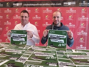 Nano Pelayo, coordinador Piscina La Nucía y Sergio Villalba, concejal de Deportes, en la presentación de la campaña