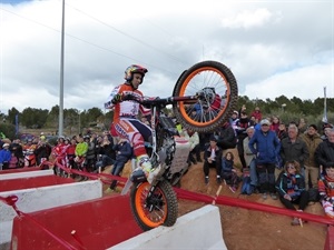 Toni Bou marcó la "pole" haciendo vibrar al numeroso público