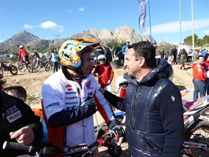 El piloto Toni Bou junto a Bernabé Cano, alcalde de La Nucia en el Nacional celebrado en 2018