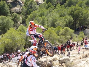Toni Bou en una de las espectaculares zonas de la Serreta, subiendo una "pared"