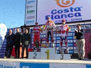 Toni Bou en lo más alto del podium, escolatado por 2º Jeroni Fajardo y 3º Albert Cabestany, junto a Bernabé Cano, alcalde de La Nucía, Sergio Villalba, concejal de Deportes, Salva Aguado, FMCV y José Luís Berenguer, RFME