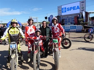 Los pilotos del Club Off Road La Nucía junto a Bernabé Cano, alcalde de La Nucía